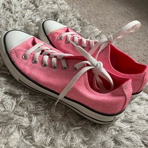 Bright pink low top converse